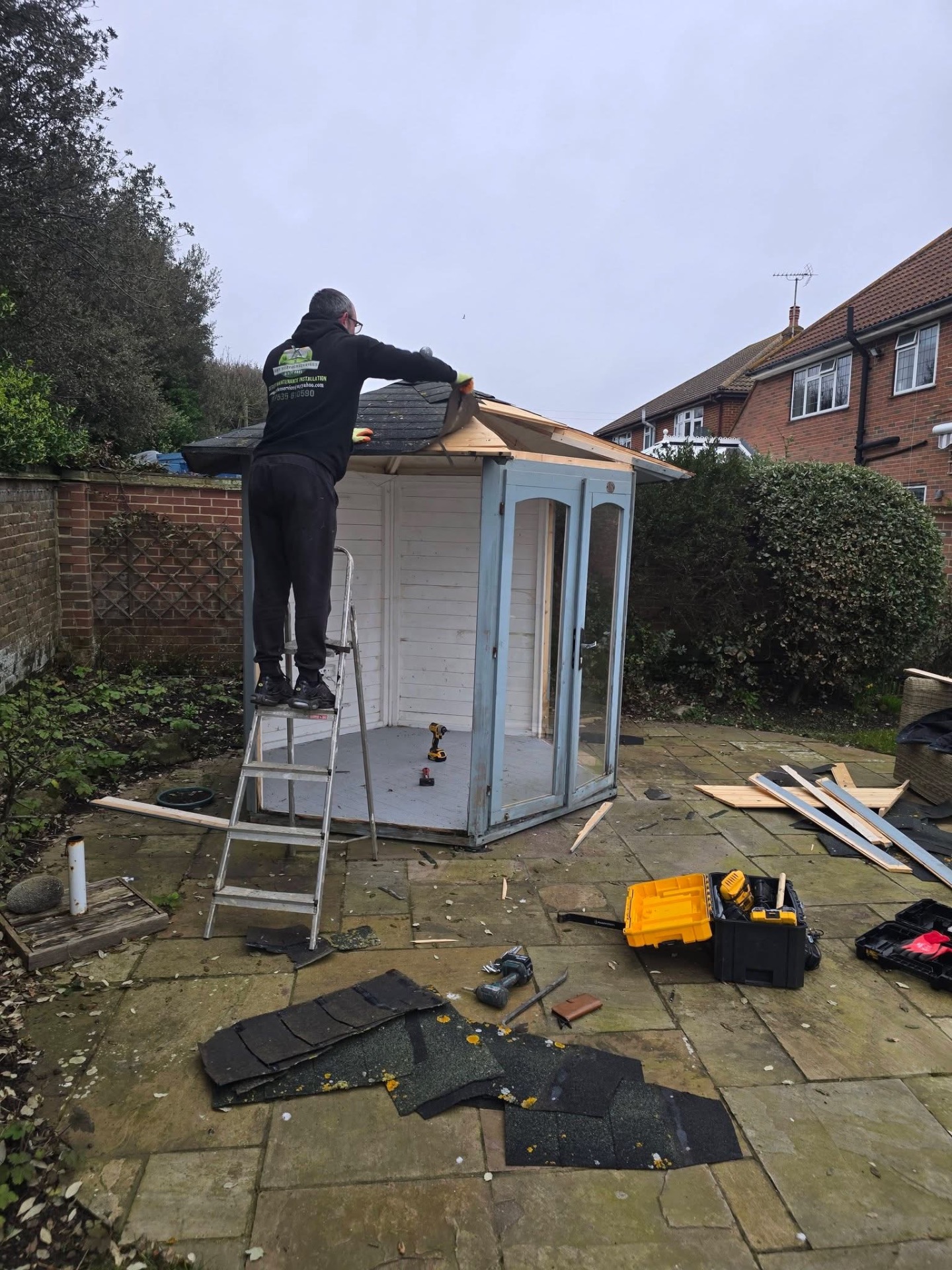 Re-felting a summerhouse roof with fresh shingles