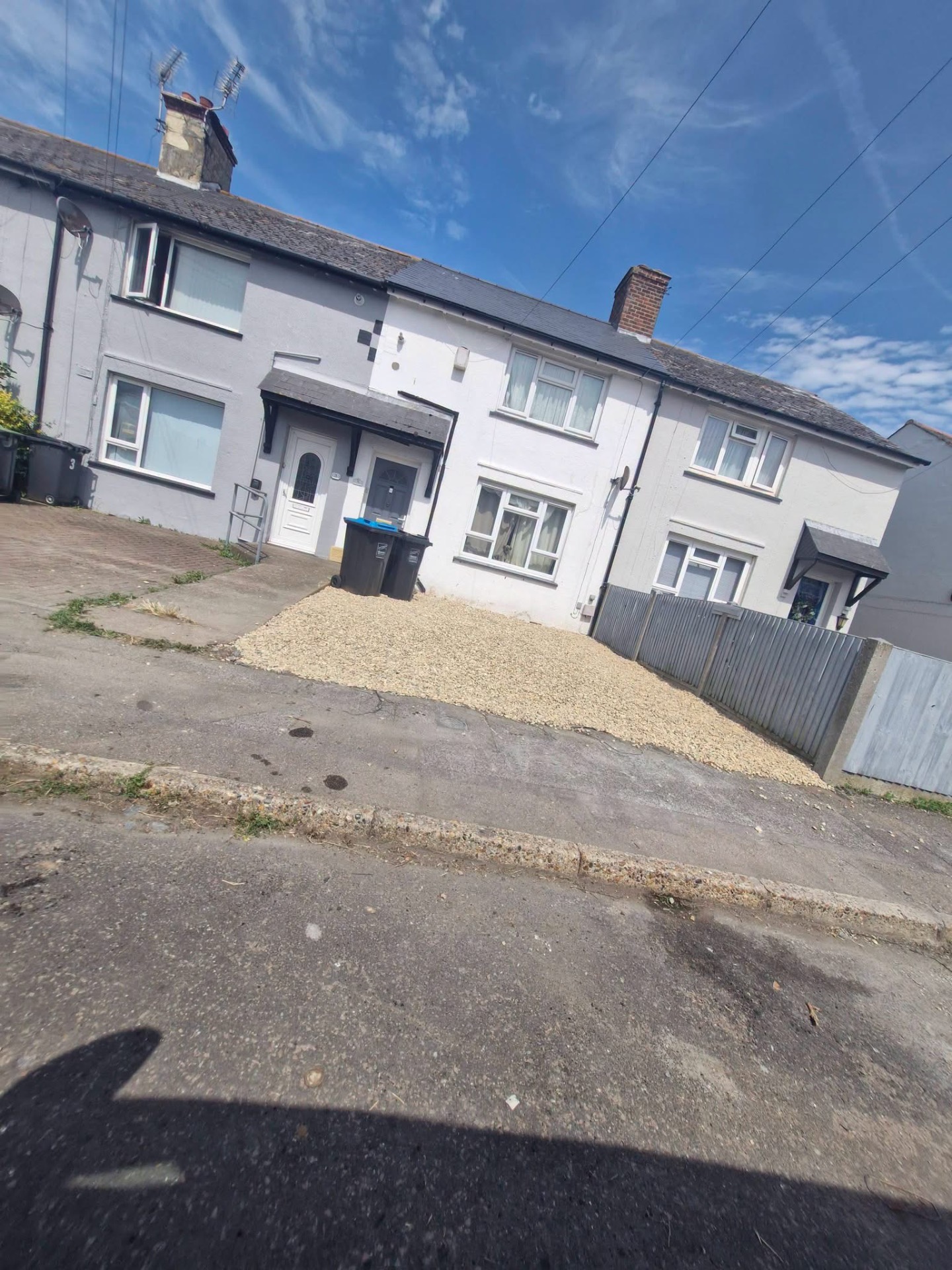 Front driveway laid with fresh cream gravel to terraced property